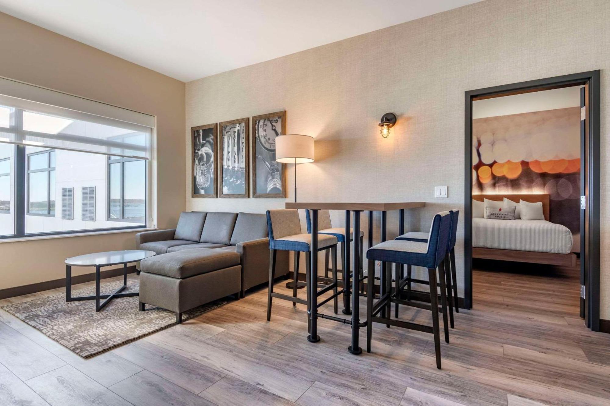 Cambria Hotel Portland Downtown Old Port Екстер'єр фото